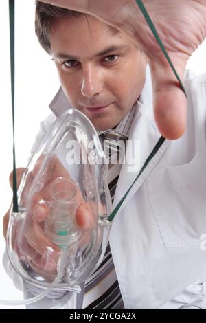 L'application de masque pour patient médecin Banque D'Images