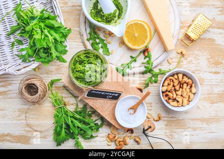 Pesto à la roquette maison avec citron, noix et parmesan Banque D'Images