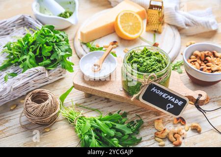 Pesto à la roquette maison avec citron, noix et parmesan Banque D'Images