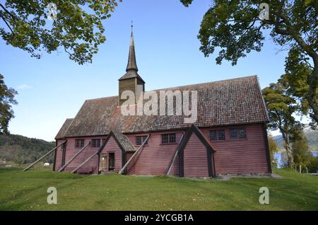 L'église Stave à Kvernes sur l'île d'Averoya en Norvège. Banque D'Images