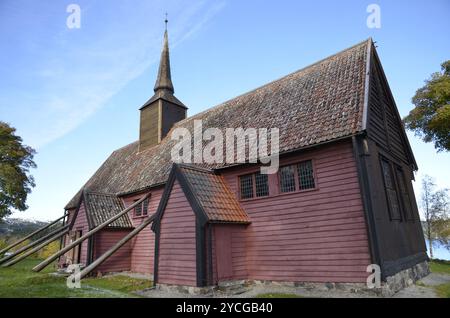 L'église Stave à Kvernes sur l'île d'Averoya en Norvège. Banque D'Images