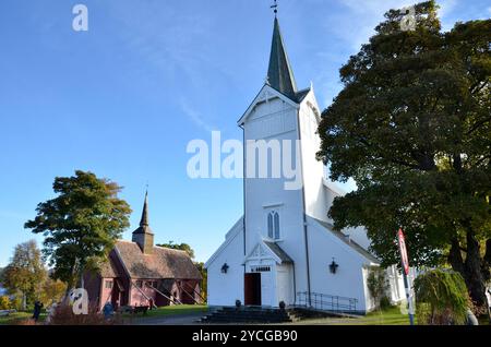 L'église Stave et l'église de Kvernes à Kvernes sur l'île d'Averoya en Norvège. Banque D'Images