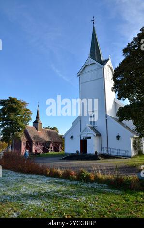 L'église Stave et l'église de Kvernes à Kvernes sur l'île d'Averoya en Norvège. Banque D'Images