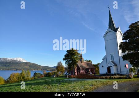 L'église Stave et l'église de Kvernes à Kvernes sur l'île d'Averoya en Norvège. Banque D'Images