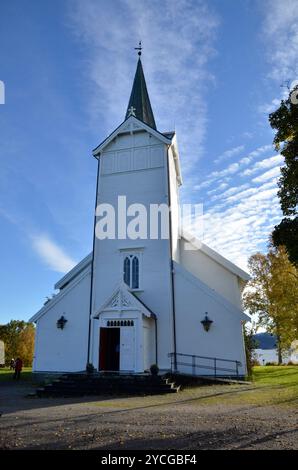 L'église Stave et l'église de Kvernes à Kvernes sur l'île d'Averoya en Norvège. Banque D'Images