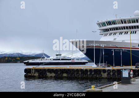 Un ferry local et un paquebot de croisière Fred Olsen MS Balmoral dans le port de Molde, en Norvège Banque D'Images