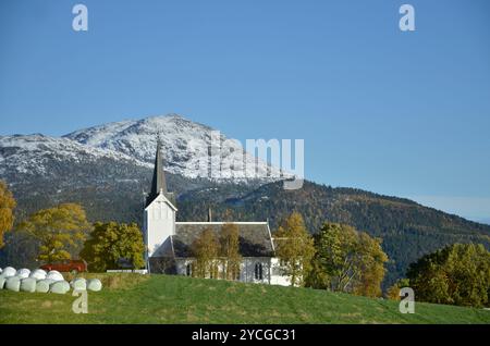 L'église de Kvernes sur l'île d'Averoya en Norvège. Banque D'Images