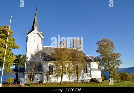 L'église de Kvernes sur l'île d'Averoya en Norvège. Banque D'Images