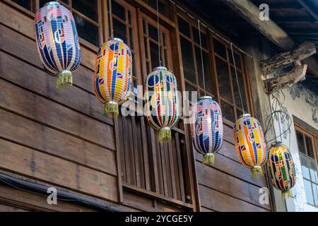 Lanternes en papier colorées suspendues à l'extérieur d'un bâtiment en bois à Taiwan Banque D'Images