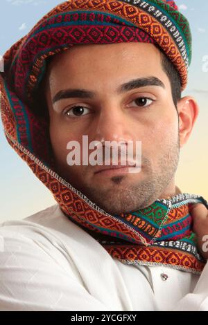 Homme portant un turban arabe Banque D'Images