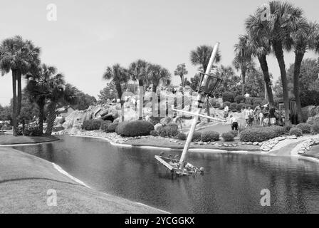 Vacanciers appréciant une partie de mini-golf au Treasure Island course à Myrtle Beach, Caroline du Sud, États-Unis. Banque D'Images