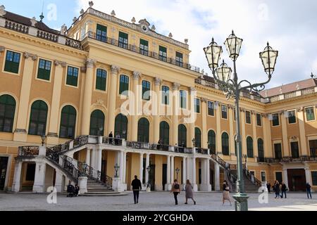 Vienne, Autriche - 6 octobre 2024 : la cour du palais de Schönbrunn avec les touristes – ancienne résidence d'été des monarques des Habsbourg, XVIIe siècle Banque D'Images