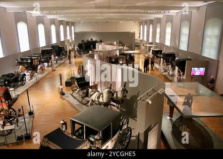 Vienne, Autriche - 6 octobre 2024 : exposition de calèches d'époque au Musée impérial des calèches du palais de Schönbrunn Banque D'Images