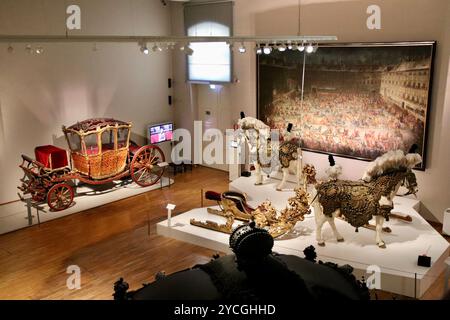 Vienne, Autriche - 6 octobre 2024 : exposition de calèches d'époque au Musée impérial des calèches du palais de Schönbrunn Banque D'Images