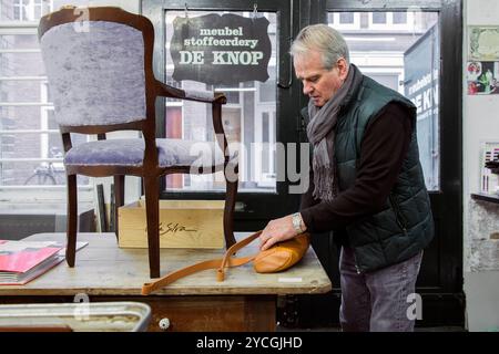 Entreprise de déménagement de rembourrage le garçon de rembourrage de 75 ans emballant ses dernières choses avant de prendre partiellement sa retraite et de déménager son entreprise à domicile. Tilburg, pays-Bas. Tilburg de Knop, Telefoonstraat Noord-Brabant Nederland Copyright : xGuidoxKoppesxPhotox Banque D'Images