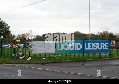 Datchet, Berkshire, Royaume-Uni. 23 octobre 2024. Des hommages floraux et des messages ont été diffusés devant Liquid Leisure à Datchet, Berkshire, suite à la mort tragique de l'adolescent Aidan Tottman. Un rapport d'une collision routière à l'extérieur du Liquid Leisure Centre sur le chemin Horton a été fait à la police de Thames Valley à 16h07 le samedi 19 octobre 2024. Malheureusement, l'un des garçons est mort à l'hôpital le dimanche 20 octobre 2024. Crédit : n.c/Alamy Live News Banque D'Images