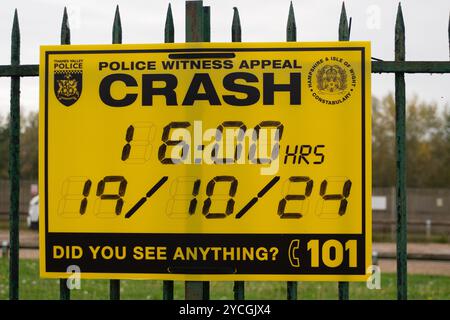 Datchet, Berkshire, Royaume-Uni. 23 octobre 2024. Des hommages floraux et des messages ont été diffusés devant Liquid Leisure à Datchet, Berkshire, suite à la mort tragique de l'adolescent Aidan Tottman. Un rapport d'une collision routière à l'extérieur du Liquid Leisure Centre sur le chemin Horton a été fait à la police de Thames Valley à 16h07 le samedi 19 octobre 2024. Malheureusement, l'un des garçons est mort à l'hôpital le dimanche 20 octobre 2024. Crédit : n.c/Alamy Live News Banque D'Images