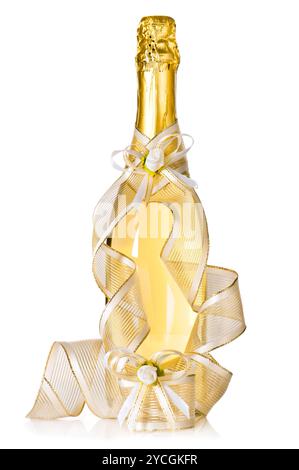 Bouteille de champagne bouchonné avec décoration de mariage fleurs et ruban boutonnière sur fond blanc Banque D'Images