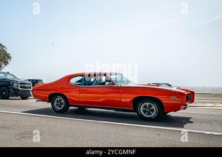 Gulfport, Mississippi - 4 octobre 2023 : vue latérale grand angle d'un coupé Judge Hardtop 1969 de Pontiac GTO lors d'un salon automobile local. Banque D'Images