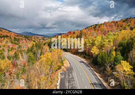 vue aérienne des couleurs d'automne sur la route 16 à pinkham notch dans le new hampshire Banque D'Images