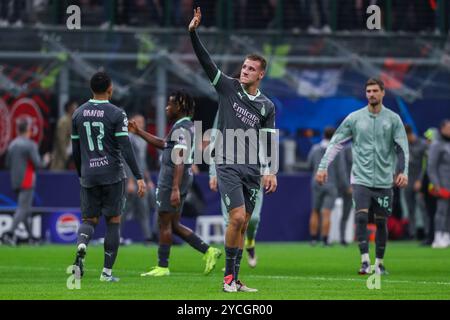 Milan, Italie. 22 octobre 2024. Francesco Camarda de l'AC Milan salue les fans lors du match de football UEFA Champions League 2024/25 phase - Matchday3 entre l'AC Milan et le Club Brugge KV au stade San Siro. Scores finaux ; Milan 3 | 1 Club Brugge. Crédit : SOPA images Limited/Alamy Live News Banque D'Images