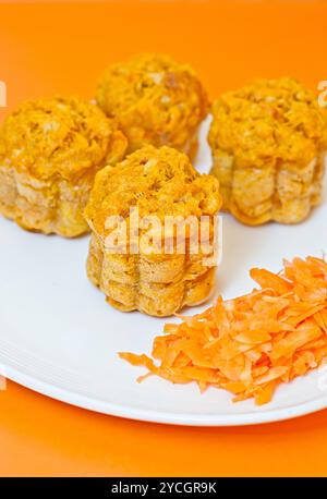 Muffins à la carotte sur orange Banque D'Images