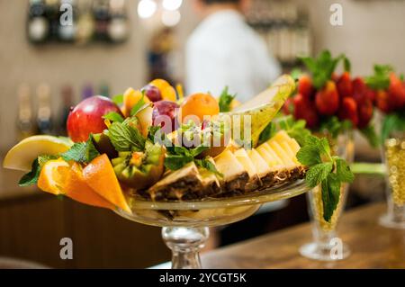 Présentoir de fruits vibrant dans un élégant bol en verre. Banque D'Images