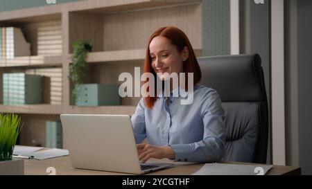 Pensant femme d'affaires caucasienne pensées profondes femme employée de bureau entrepreneur employeur fille pensive femme pense solution de problème de décision d'affaires Banque D'Images