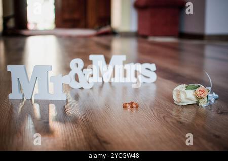 Cadre de mariage élégant avec Mr et Mrs lettres et accents floraux. Banque D'Images