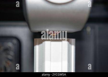 machine d'impression tridimensionnelle pour la fabrication d'un objet blanc tridimensionnel à partir d'un fichier numérique. L'imprimante 3D est capable de produire des formes ou des géométries très complexes. Banque D'Images