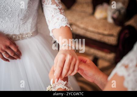 Parures de mariée : un moment d'élégance avant la cérémonie. Banque D'Images