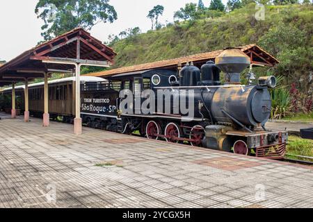 São Roque São Paulo Brésil - 05 mars 2022 : ancienne gare ferroviaire et locomotive pour une visite dans la ville du Brésil. Route des vins - São Roque SP Banque D'Images