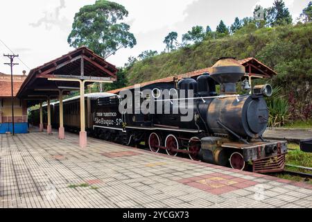 São Roque São Paulo Brésil - 05 mars 2022 : ancienne gare ferroviaire et locomotive pour une visite dans la ville du Brésil. Route des vins - São Roque SP Banque D'Images