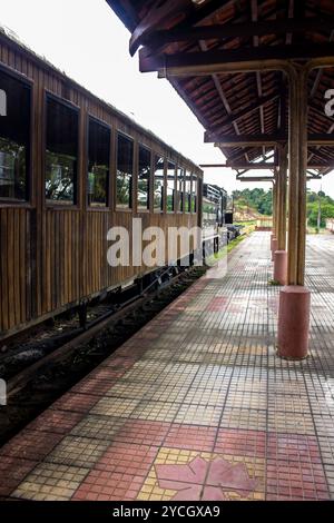 São Roque São Paulo Brésil - 05 mars 2022 : ancienne gare ferroviaire et locomotive pour une visite dans la ville du Brésil. Route des vins - São Roque SP Banque D'Images