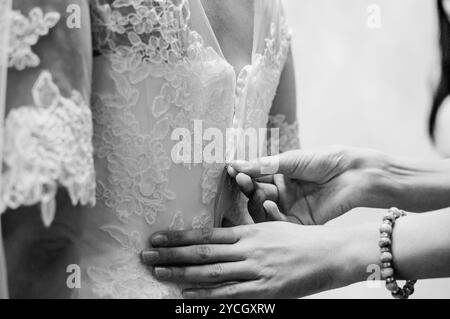 Élégance de la mariée : la touche finale d'une robe de mariée. Banque D'Images