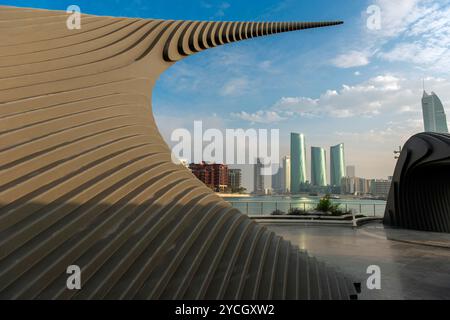 Belle vue au lever du soleil d'Athar, Un monument pour les femmes bahreïnites, symbole d'un profond respect. Manama Corniche. Banque D'Images