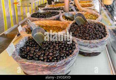 Divers pots aux olives marinées vus sur un étal de marché dans le sud de la France Banque D'Images