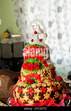 Gâteau de mariage élégant avec décorations florales et Topper colombe. Banque D'Images