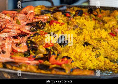 Gros plan d'un plat espagnol nommé Paella dans une grande casserole Banque D'Images