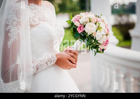 Elegance in Bloom : le moment chéri d'une mariée avec son bouquet exquis. Banque D'Images