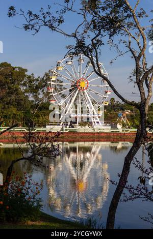 Garça, Sao Paulo, Brésil. Juin, 26.2022.vue du lac artificiel J.K. Williams, dans la ville de Garça, avec une grande roue et un parc d'attractions Banque D'Images