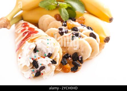 Galettes roulées avec crème sucrée et fruits Banque D'Images