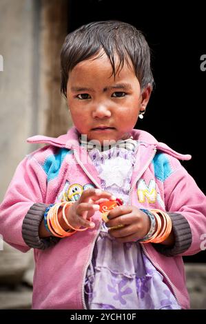 Petite fille tibétaine du village himalayen Banque D'Images