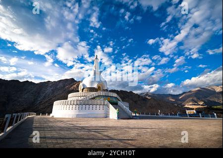 Monument bouddhiste Shanti Stupa. Leh, Ladakh, Inde Banque D'Images