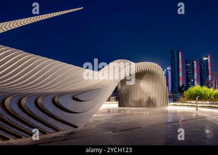 Belle vue au lever du soleil d'Athar, Un monument pour les femmes bahreïnites, symbole d'un profond respect. Manama Corniche. Banque D'Images