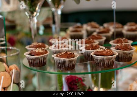 Délicieux dessert tiramisu en verre, sur la serviette, sur fond de bois Banque D'Images