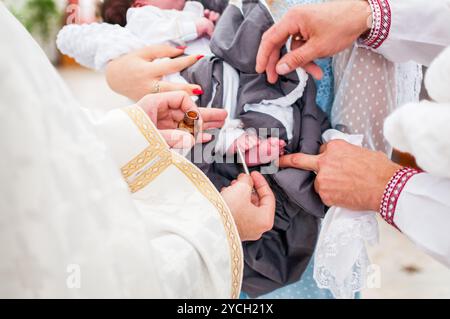 Un moment chéri de baptême célébrant la Nouvelle vie avec la famille et la tradition. Banque D'Images