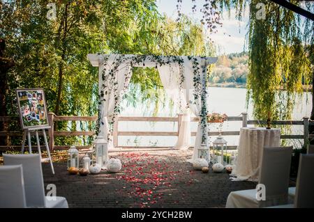 Cérémonie de mariage en plein air enchanteresse sous un auvent de beauté naturelle. Banque D'Images