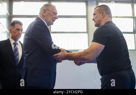 Zagreb, Croatie. 23 octobre 2024. Après la signature de l'accord Mirko Filipovic avec Davor Bozinovic, ministre de l'intérieur à l'Académie de police de Zagreb, Croatie, le 23 octobre 2024. Filipovic a mené sa première session de formation avec des policiers spéciaux et d'intervention. Photo : Sanjin Strukic/PIXSELL crédit : Pixsell/Alamy Live News Banque D'Images