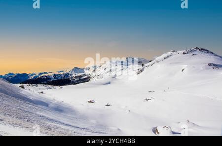 Le splendide hiver commence dans les Dolomites ici sur le col de Valparola qui divise la Vénétie et le Trentin Haut-Adige Banque D'Images